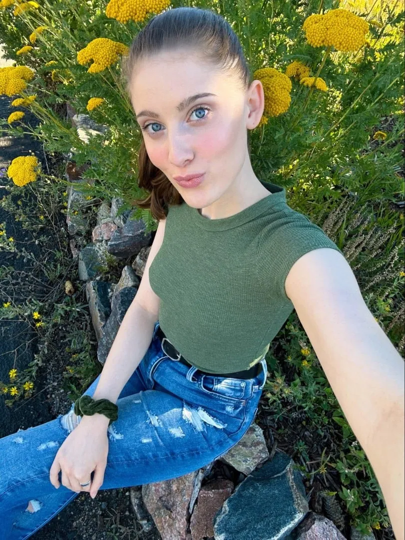 Trending Poses Showcase Girl showcasing trending poses and movements for OnlyFans content